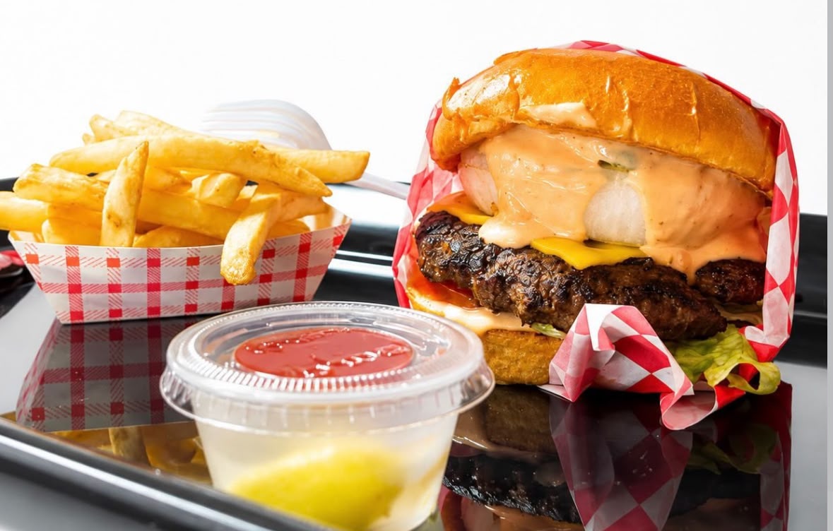 Hamburguesa con papas a la francesa y aderezo de la casa