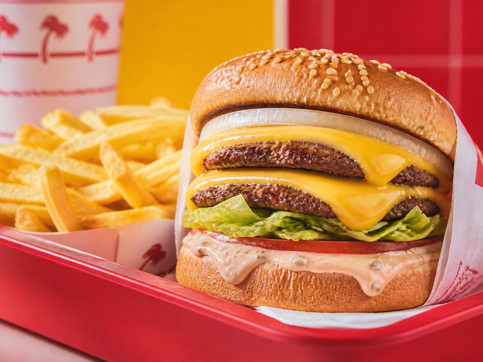 Hamburguesa doble con queso y papas a la francesa